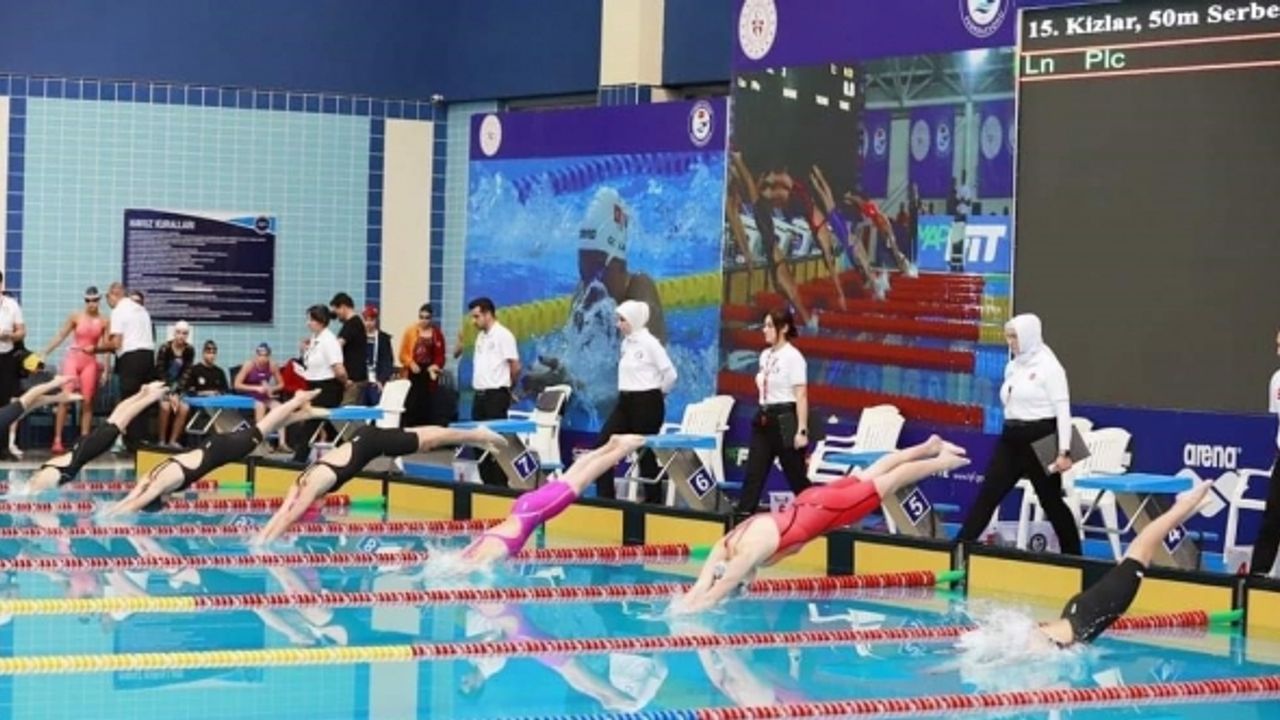 Yüzmede 585 sporcu şampiyonluk için kulaç attı