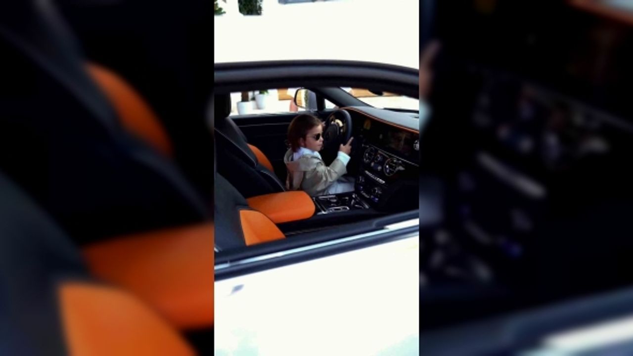 Zayn, bu kez milyonluk elektrikli aracın direksiyonuna geçti