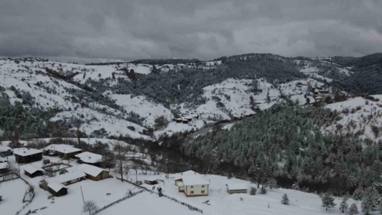 10 bin kilometre köy yolu ağına sahip Kastamonu’da ekiplerin karla mücadelesi