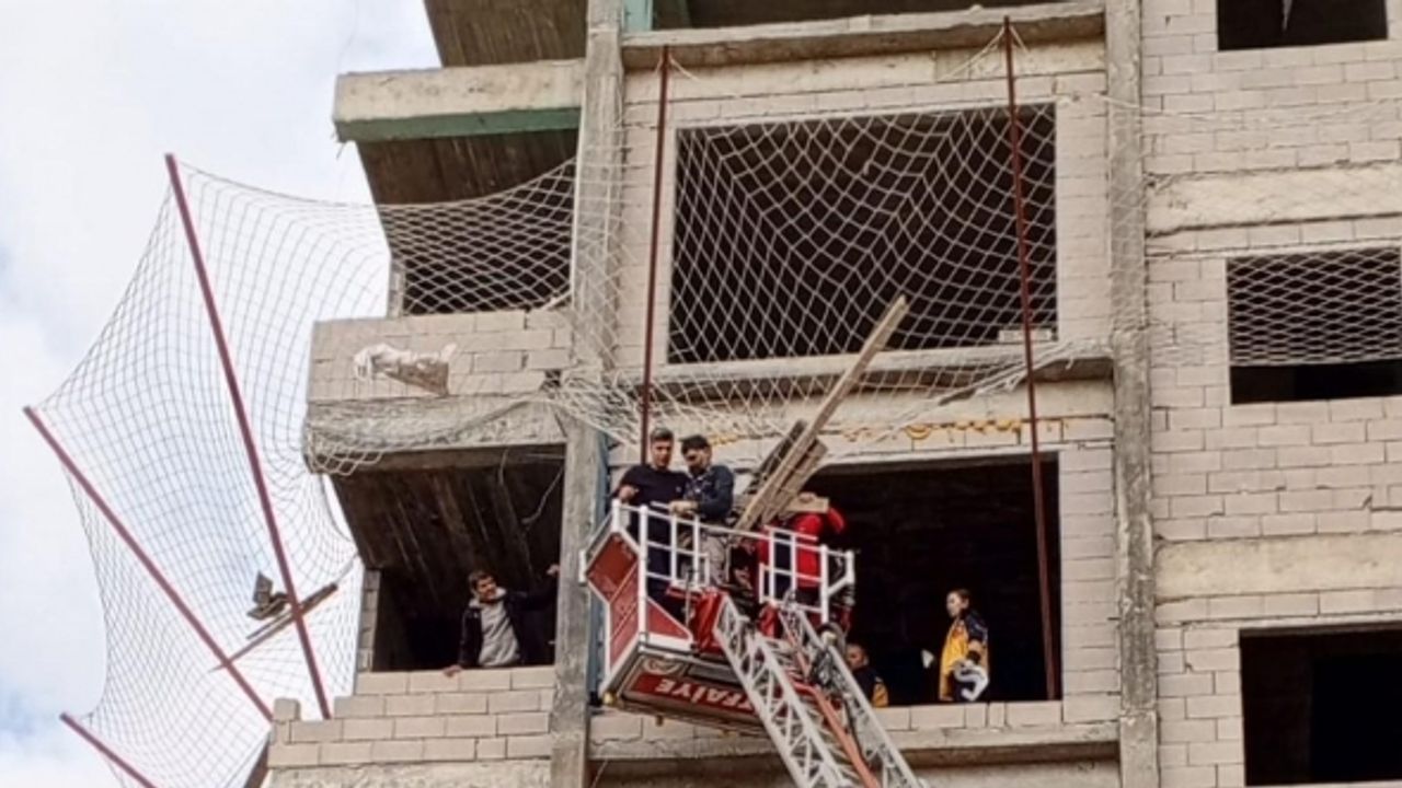 10 katlı binada çalışırken düşen işçiyi ölümden file kurtardı