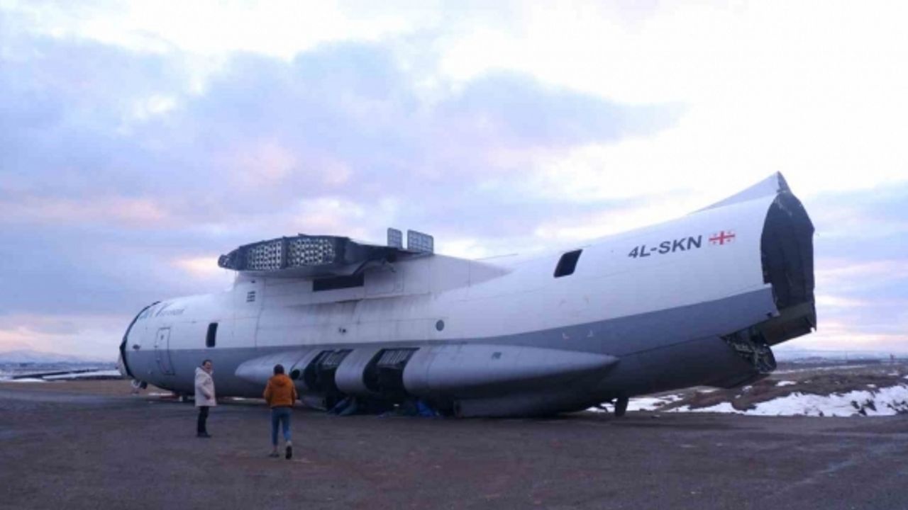 12 yıldır apronda bekleyen arızalı Gürcistan uçağı parçalanarak taşındı