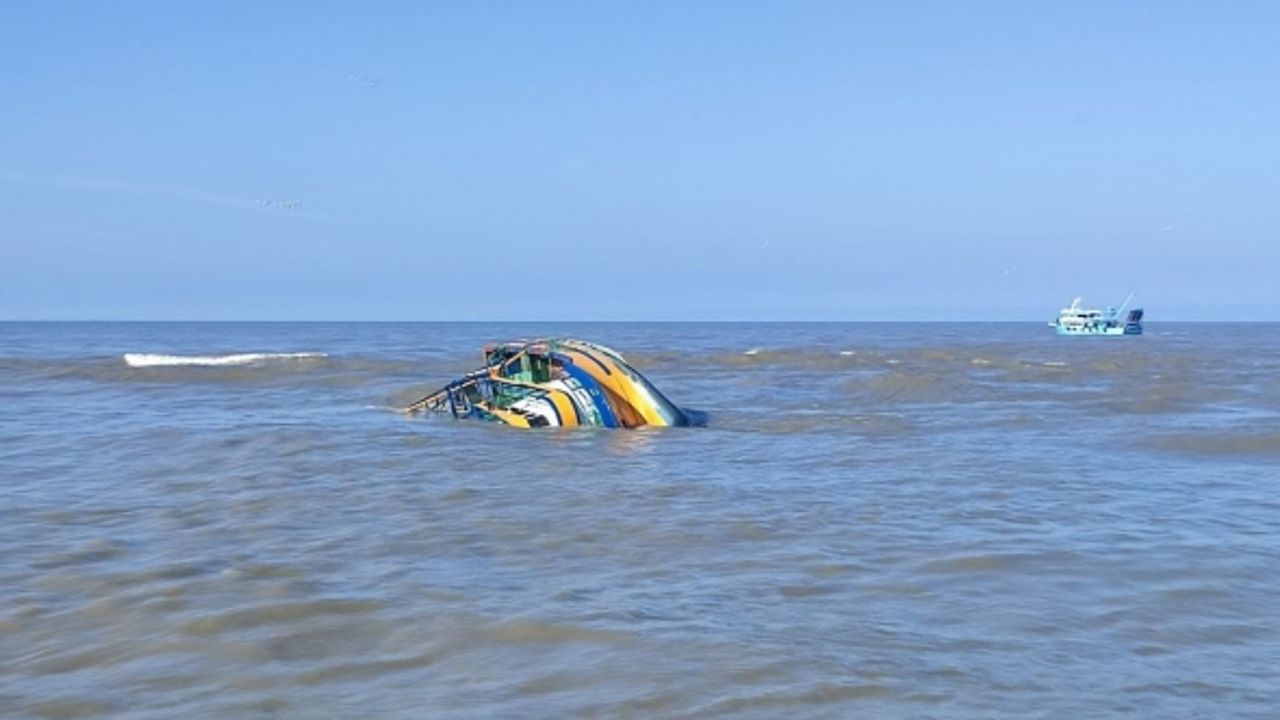 14 metrelik midye teknesi soluğan dalga sebebiyle yan yatarak battı