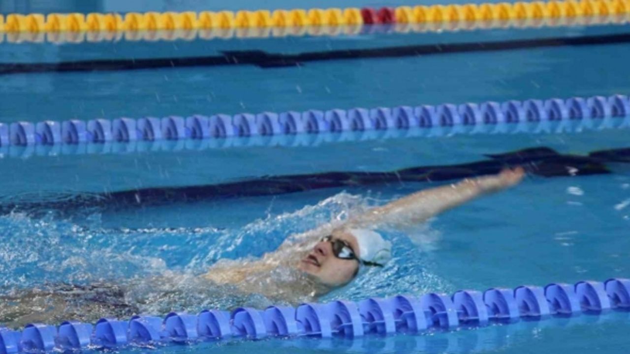 15 yaşındaki genç yüzücü yeni rekorlar için çalışıyor