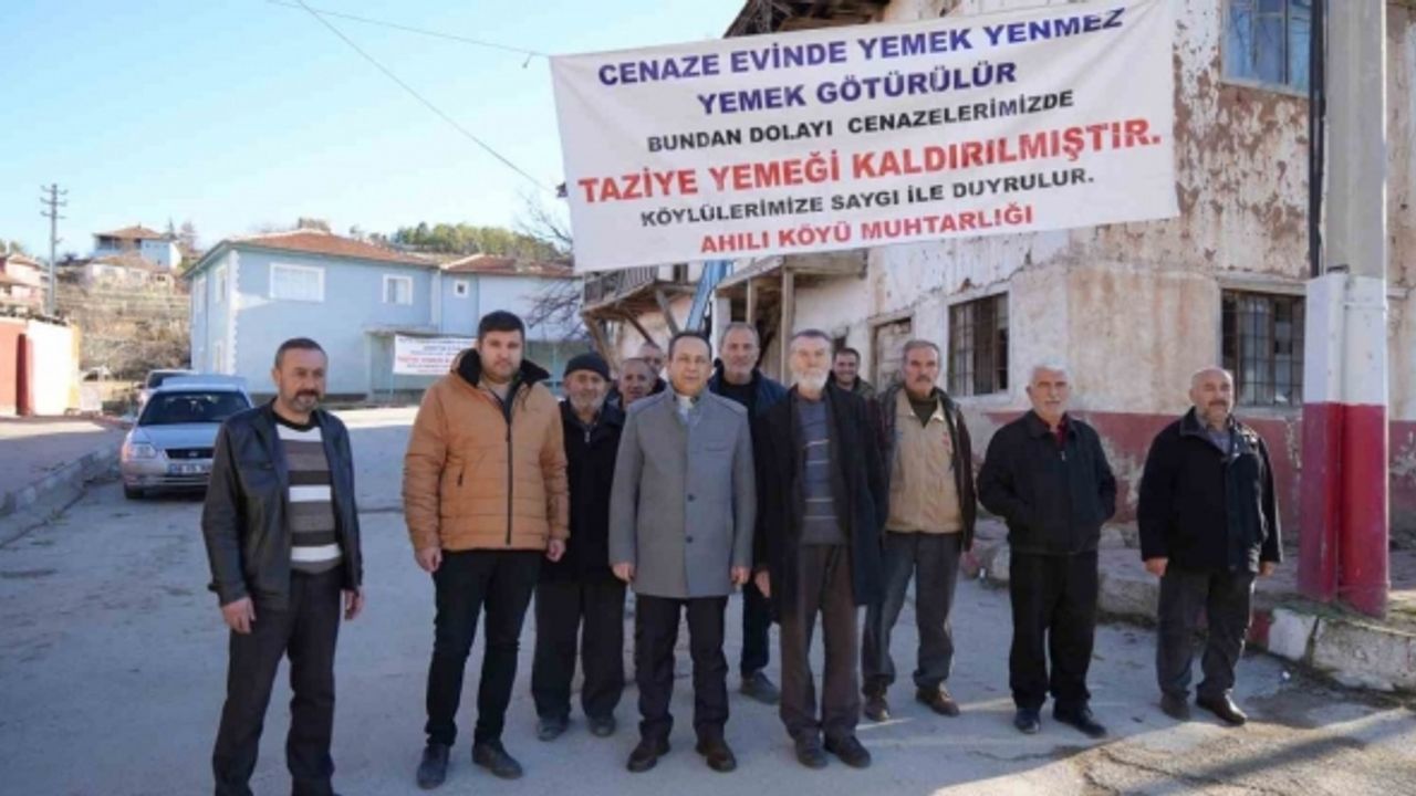20 yıldır sürüyordu, pankartla duyurdular: Bu köyde taziye yemeği kaldırıldı
