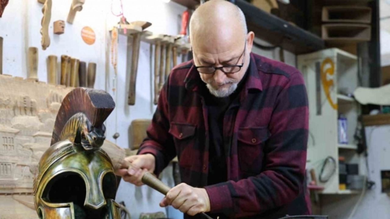 35 metrekarelik atölyede ürettiği ahşapları Avrupa’ya satıyor