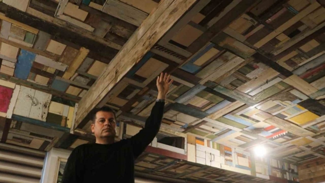500 enkazdan topladığı 5 bin parça ahşabı ofisinin tavanında sanat eserine dönüştürdü
