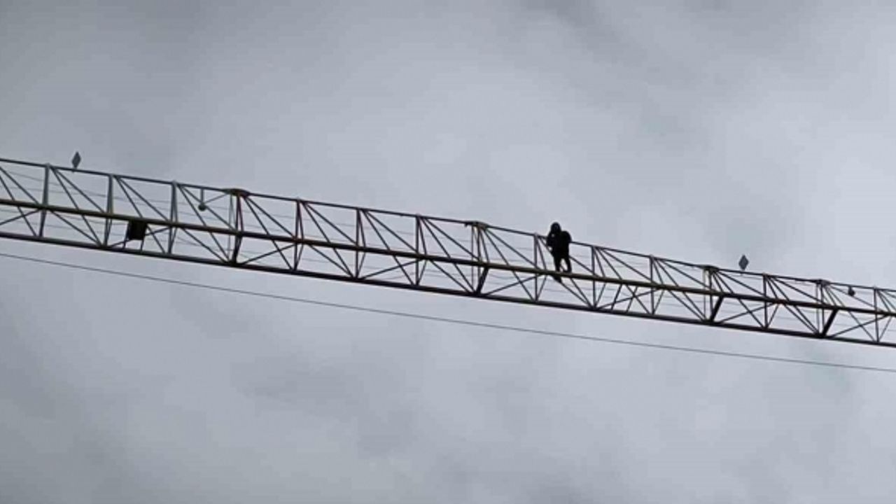 50 metrelik vincin üzerine çıkıp aşağı atlayacağını söyleyen şahsı annesi ikna etti