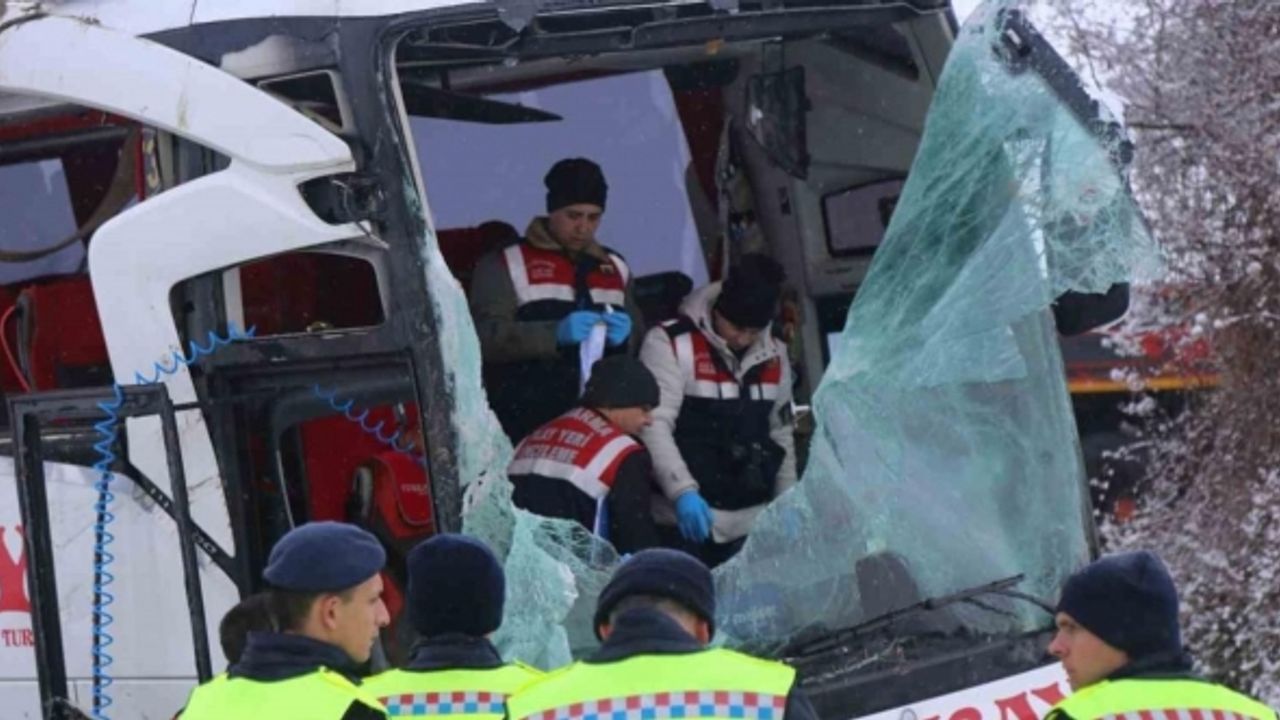 6 kişiye mezar olan yolcu otobüsünden geriye enkazı kaldı