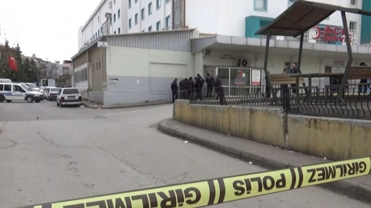 Acil girişine bırakılan çanta bomba paniğine yol açtı