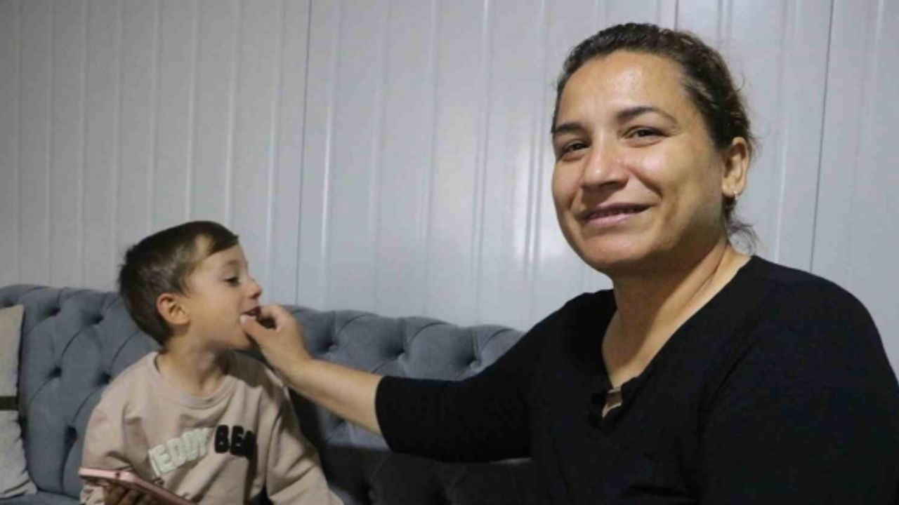 Acılı anne asrın felaketinde kaybettiği evlatlarının özlemini hayatta kalan evlatlarıyla gideriyor