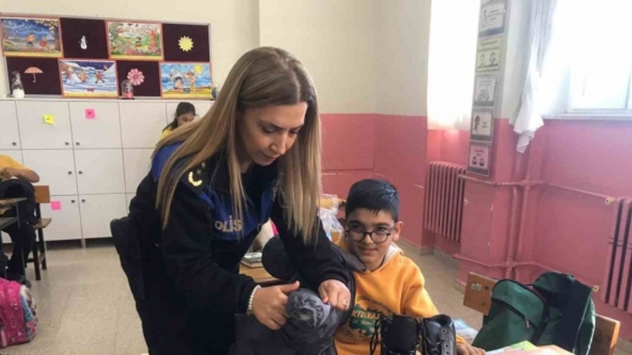 Adana’da polis ilkokul öğrencilerine mont ve bot dağıttı