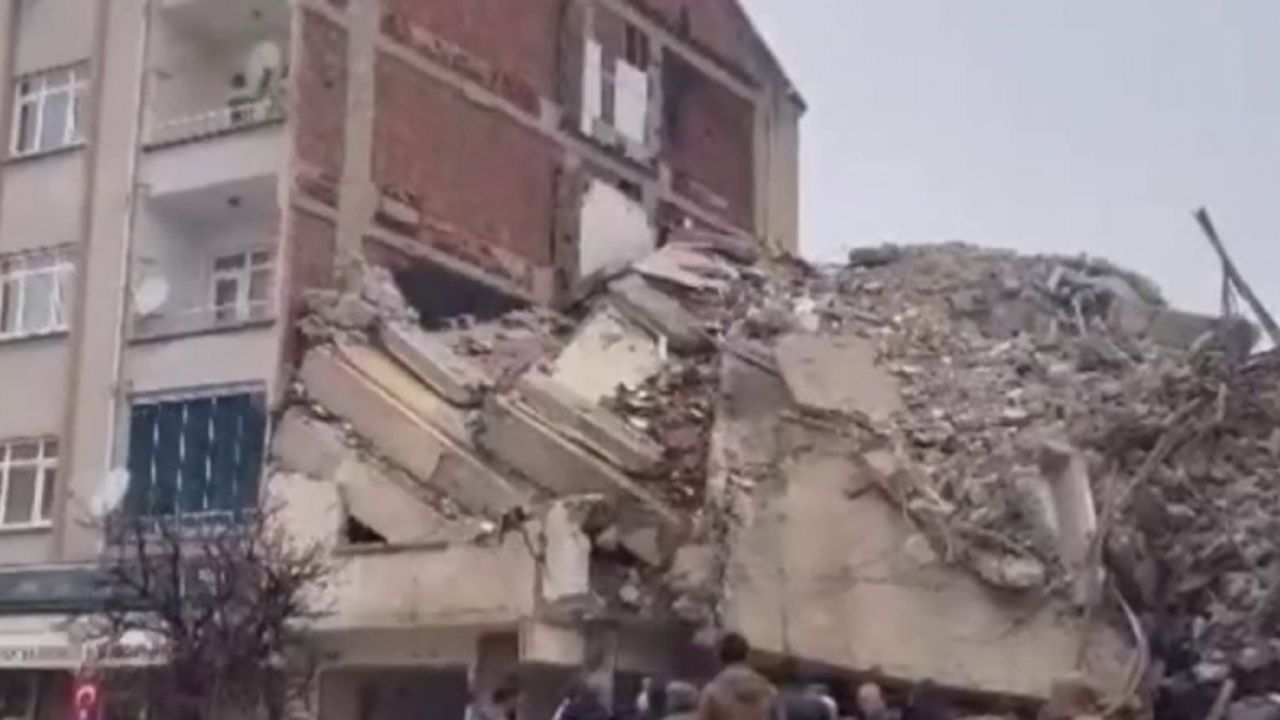 Ağır hasarlı binanın yıkımında hasarsız bina zarar gördü