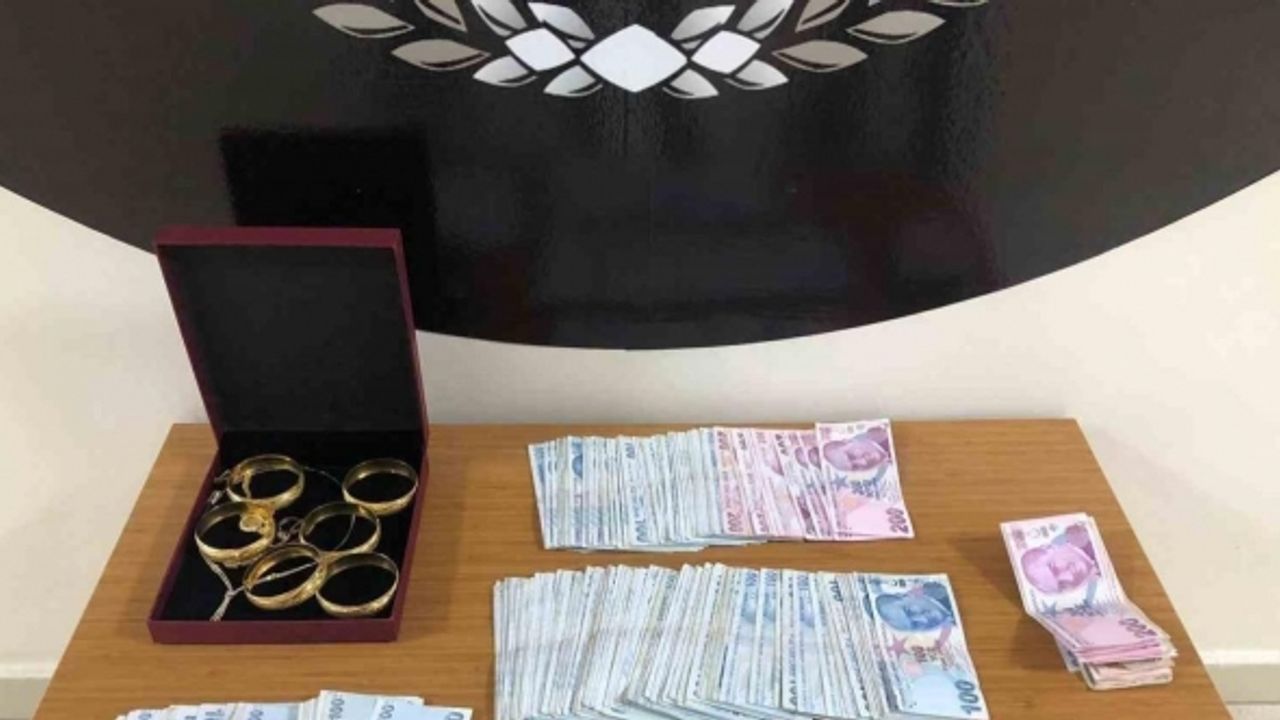 Ağlarına düşürdükleri vatandaşı dolandıran sahte jandarmalar yakayı ele verdi