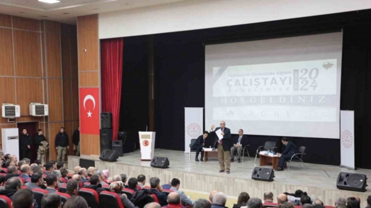 Ağrı’da eğitimin geleceği çalıştay panelinde tartışıldı