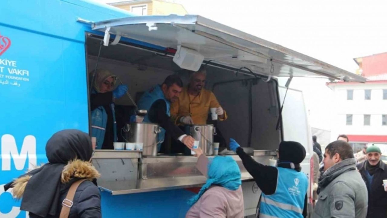 Ağrı’da "İçimizi Isıtan İyilik" projesi kapsamında çorba dağıtıldı