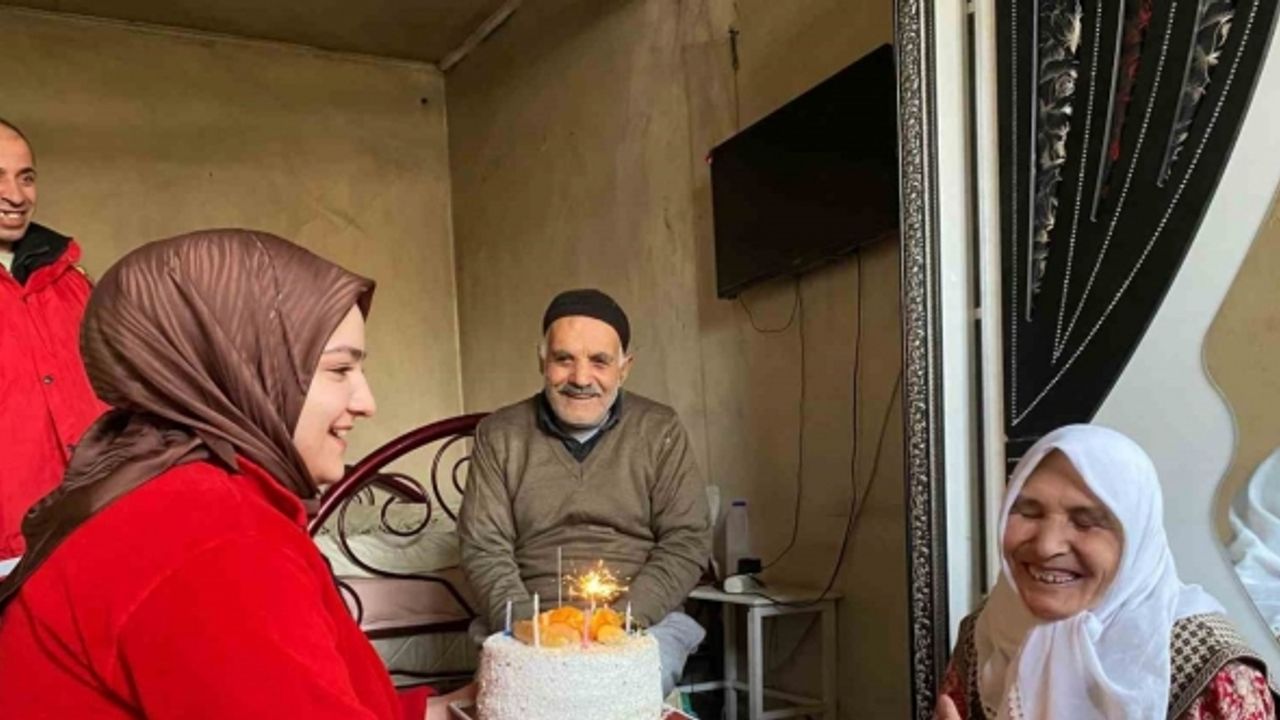 Ağrı’da Kızılay’dan 65 yaşındaki kadına doğum günü sürprizi
