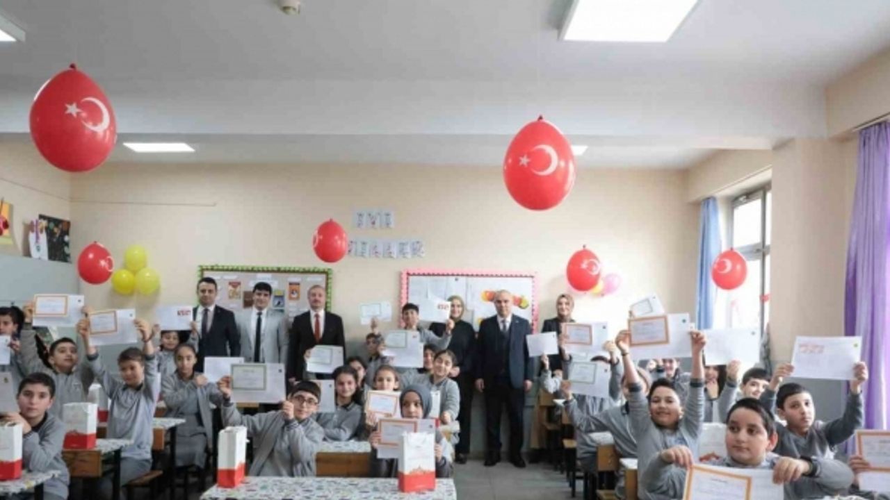 Ağrı’da yeniden okula kazandırılan çocuklar karne heyecanı yaşadı