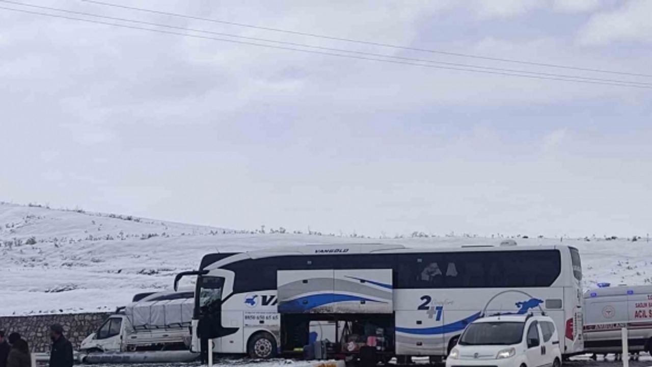 Ağrı’da yolcu otobüsü ile kamyonet çarpıştı: 11 yaralı