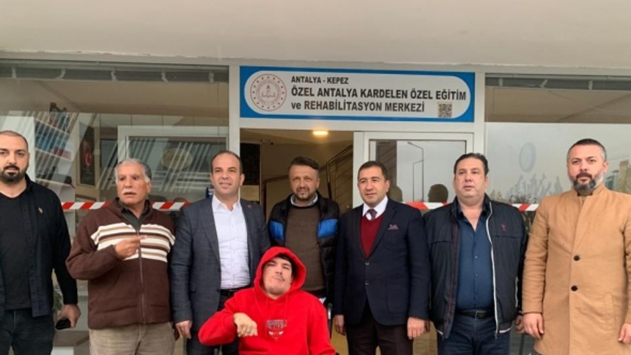 AK Parti akülü tekerlekli sandalye talebinde bulunan engelli gencin isteğini yerine getirdi