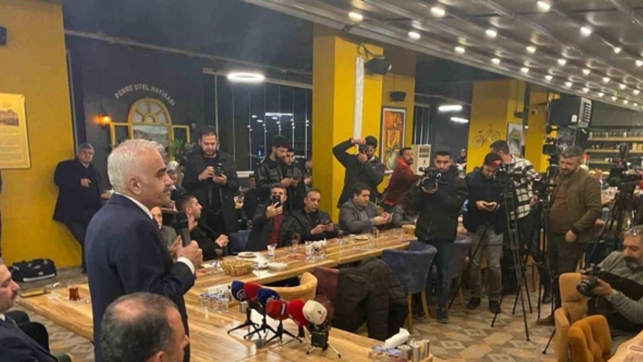 AK Parti heyeti basın mensuplarıyla bir araya geldi