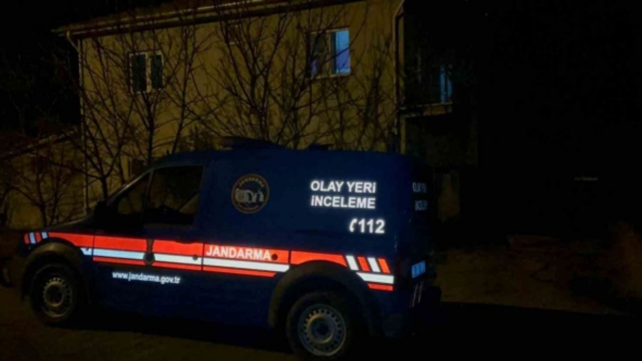 Akrabaları ile otururken yandaki odaya geçip av tüfeği ile kendini vurdu