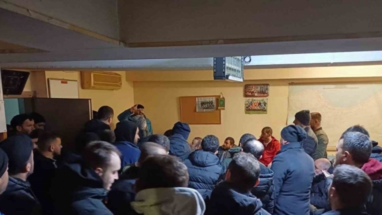 AKSA Çoruh Elektrik’te işçiler işten çıkarılan arkadaşları için il binasında toplandılar