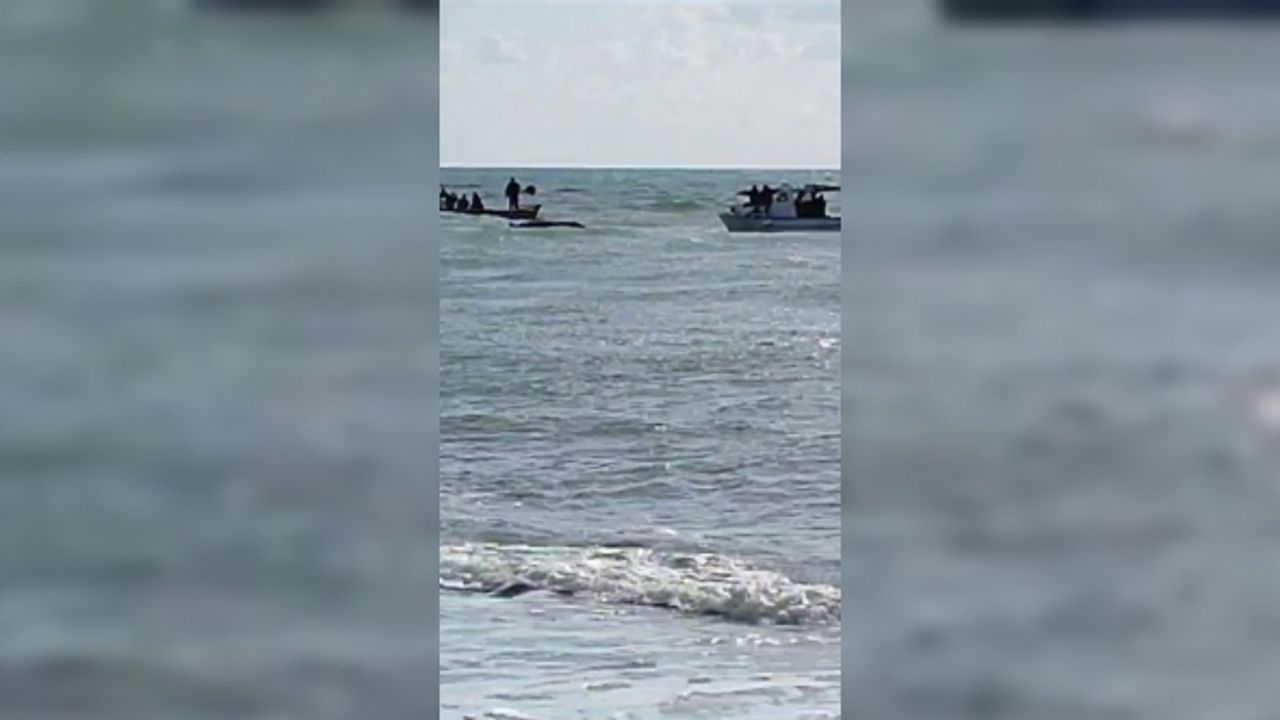 Alabora olan bottaki iki kişiyi balıkçılar kurtardı