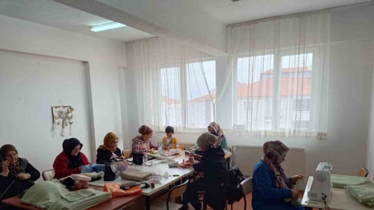 Alacalı kursiyerler Gazze’deki çocuklara giysi ve battaniye dikiyor