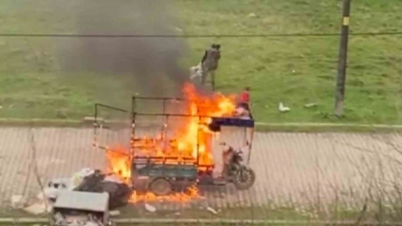 Alev alev yanan ekmek teknesini çaresiz gözlerle izledi