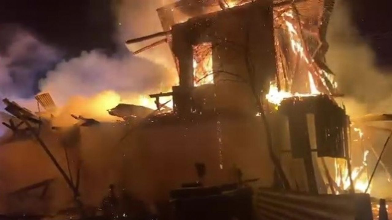 Alevlere teslim olan 2 katlı ev kül oldu