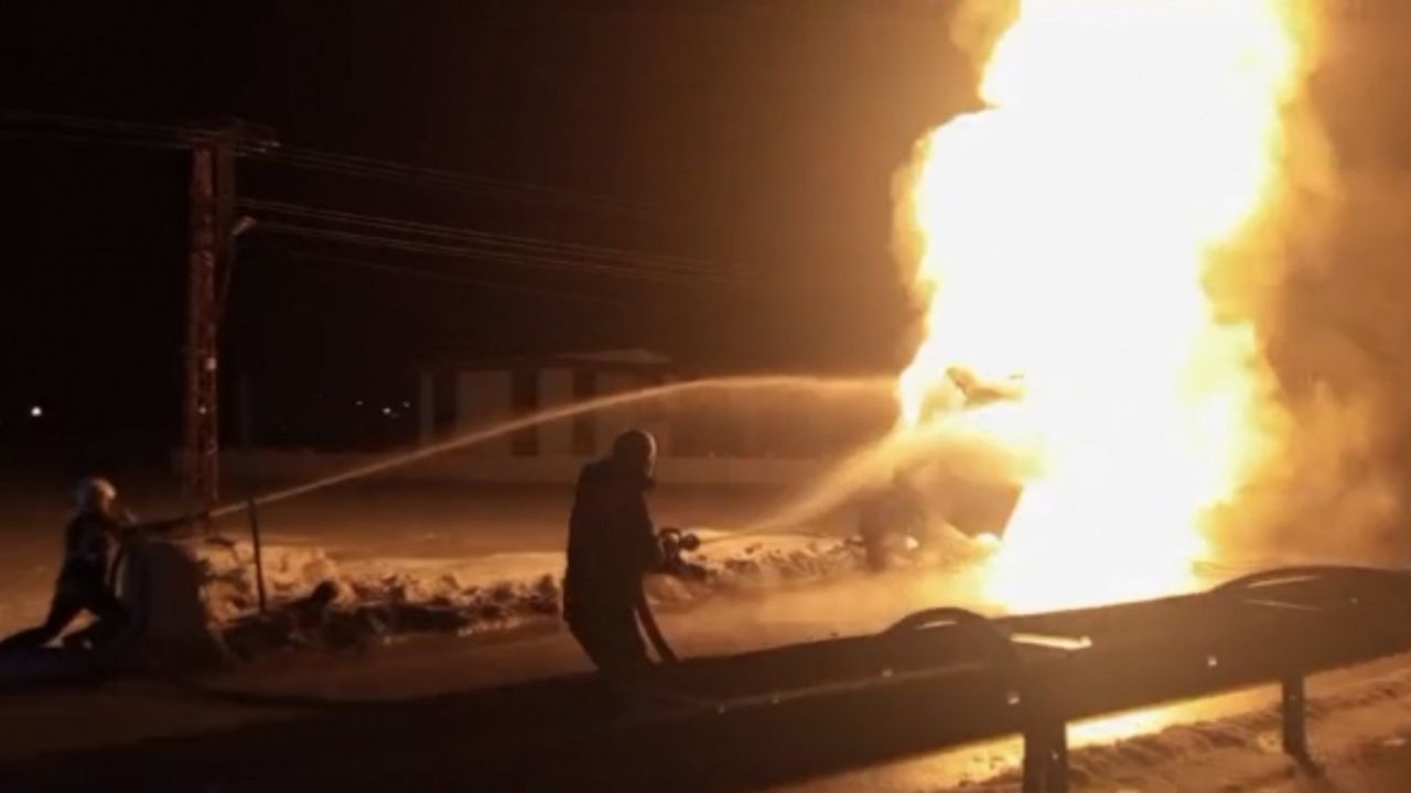 Alevlerin arasında kalan yaralı oğlu için canını hiçe saydı