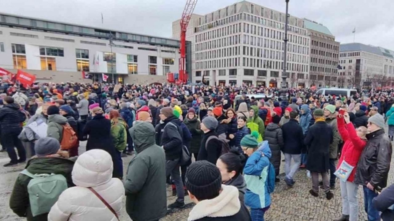 Almanya’da aşırı sağcı AfD Partisi ve ırkçılık karşıtı protesto