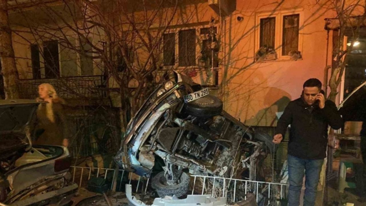 Amasya’da kontrolden çıkan otomobil yol kenarındaki otomobillere çarptı: 3 yaralı