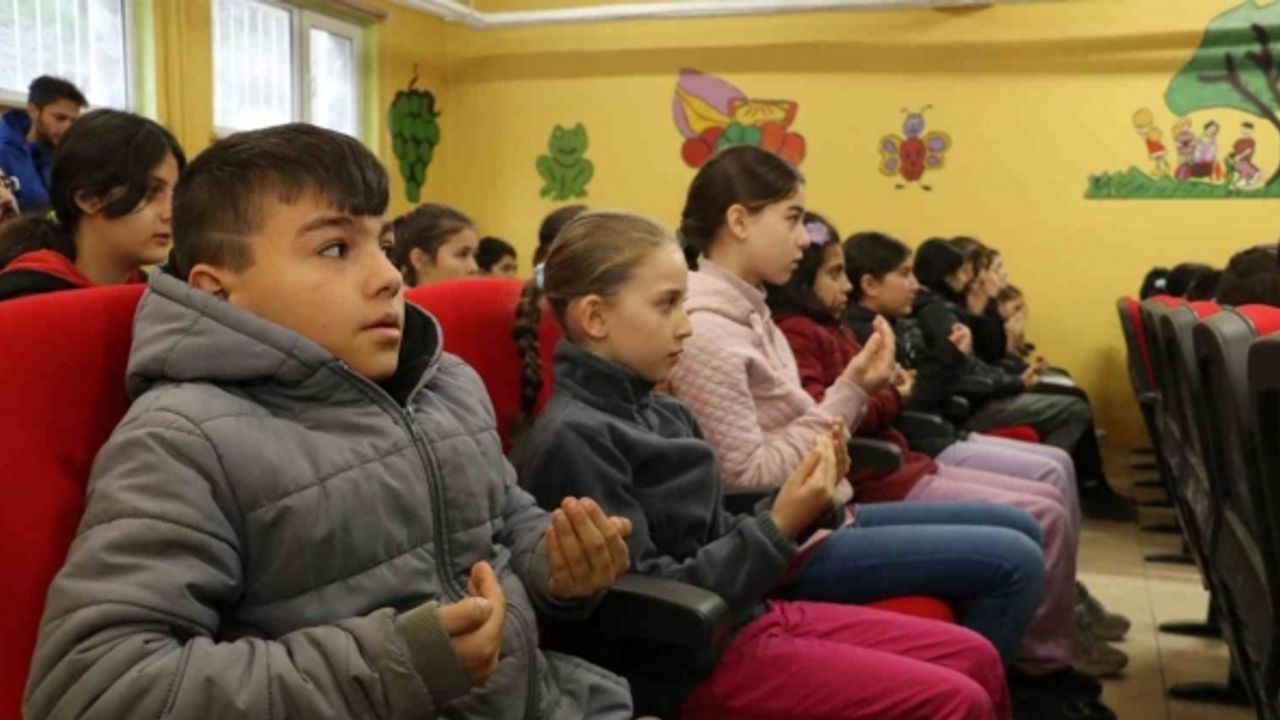 Amasya’da köy okulunda eller şehitler için semaya kalktı
