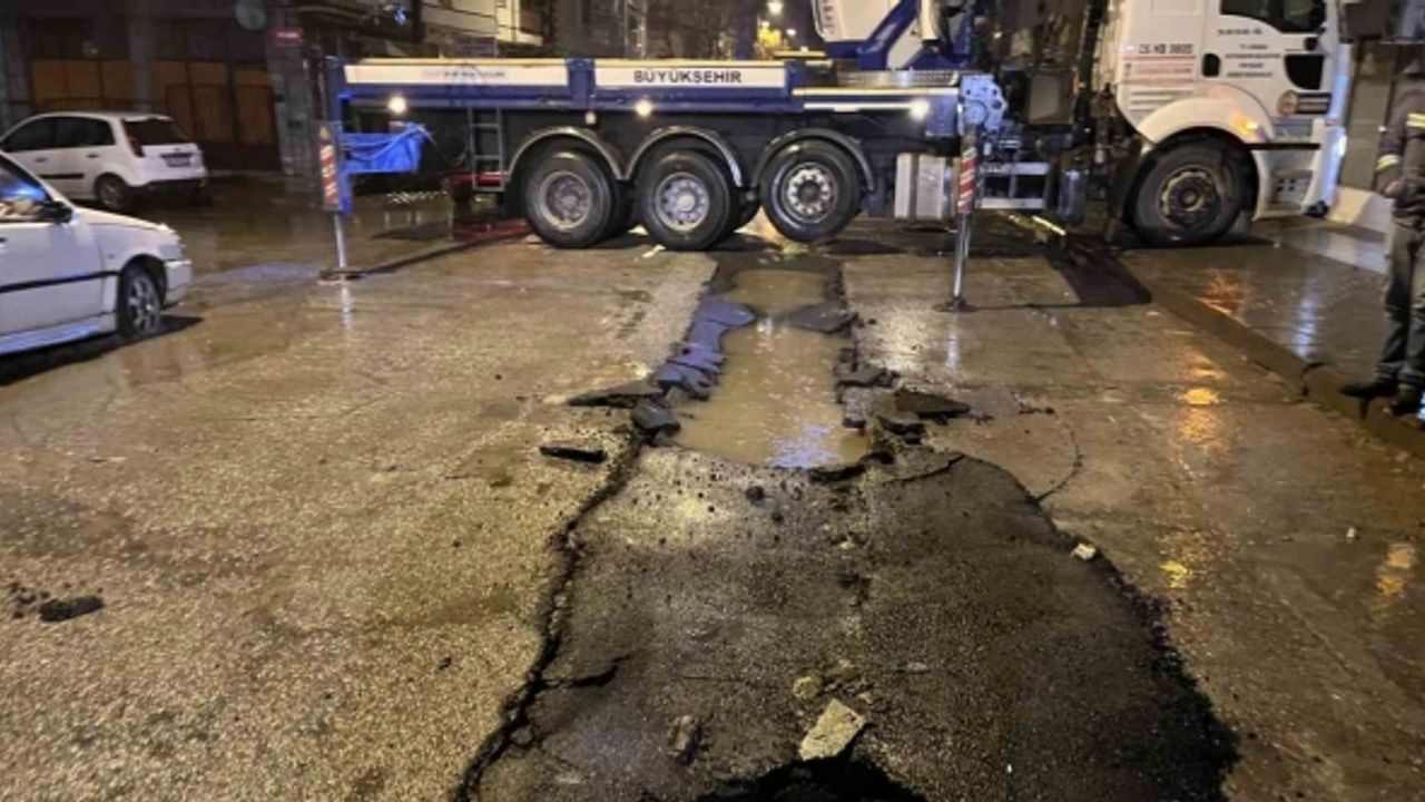 Ankara’da yağmur nedeniyle yol çöktü, çöp kamyonu askıda kaldı