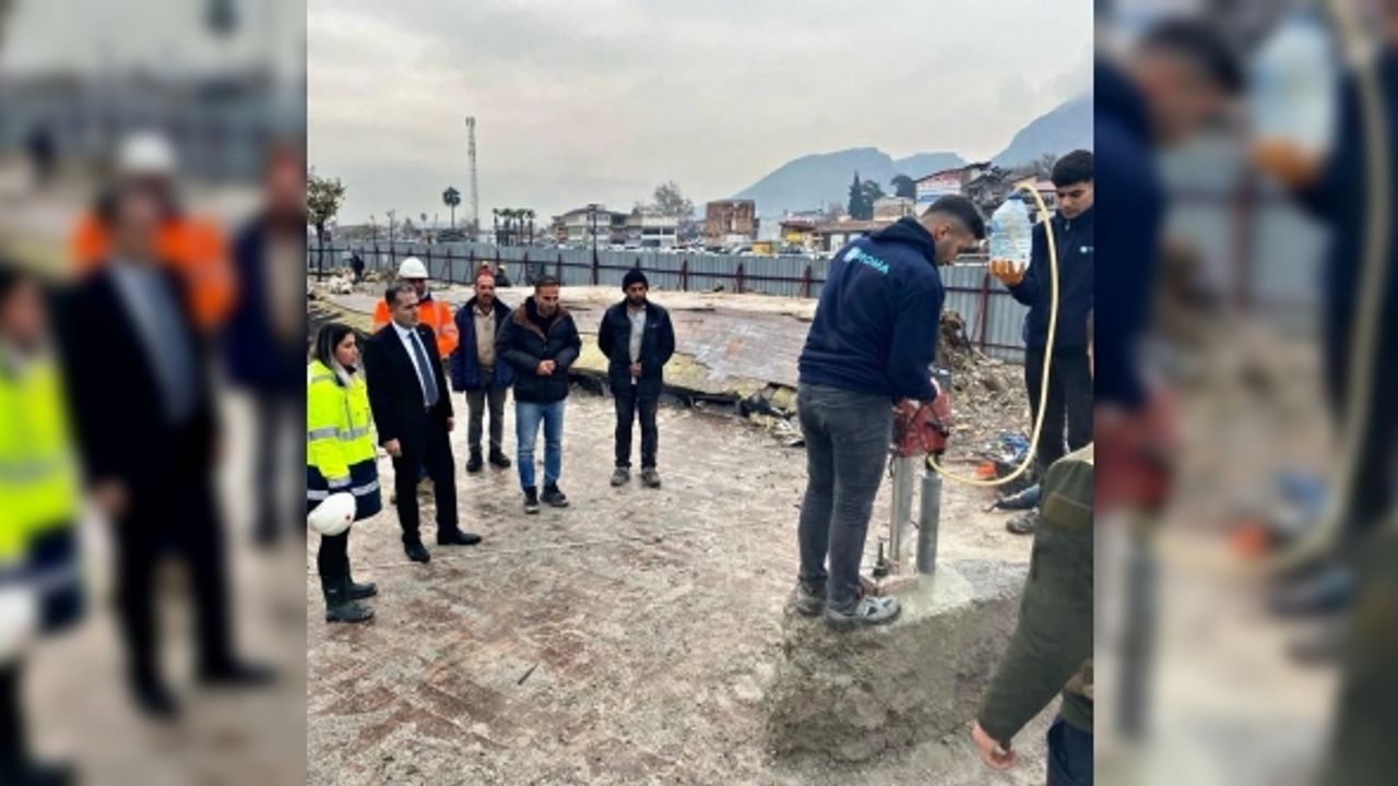 Antakya Kaymakamı Akdaş, depremde yıkılan tarihi meclis binasında yürütülen çalışmaları yerinde inceledi