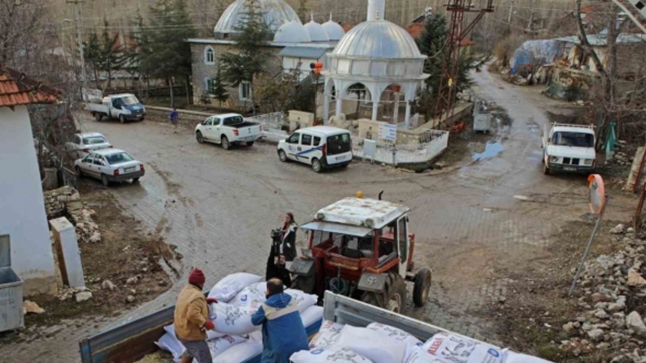 Antalya Büyükşehir’den besicilere,  yüzde 15’i hibeli süt yemi desteği başladı