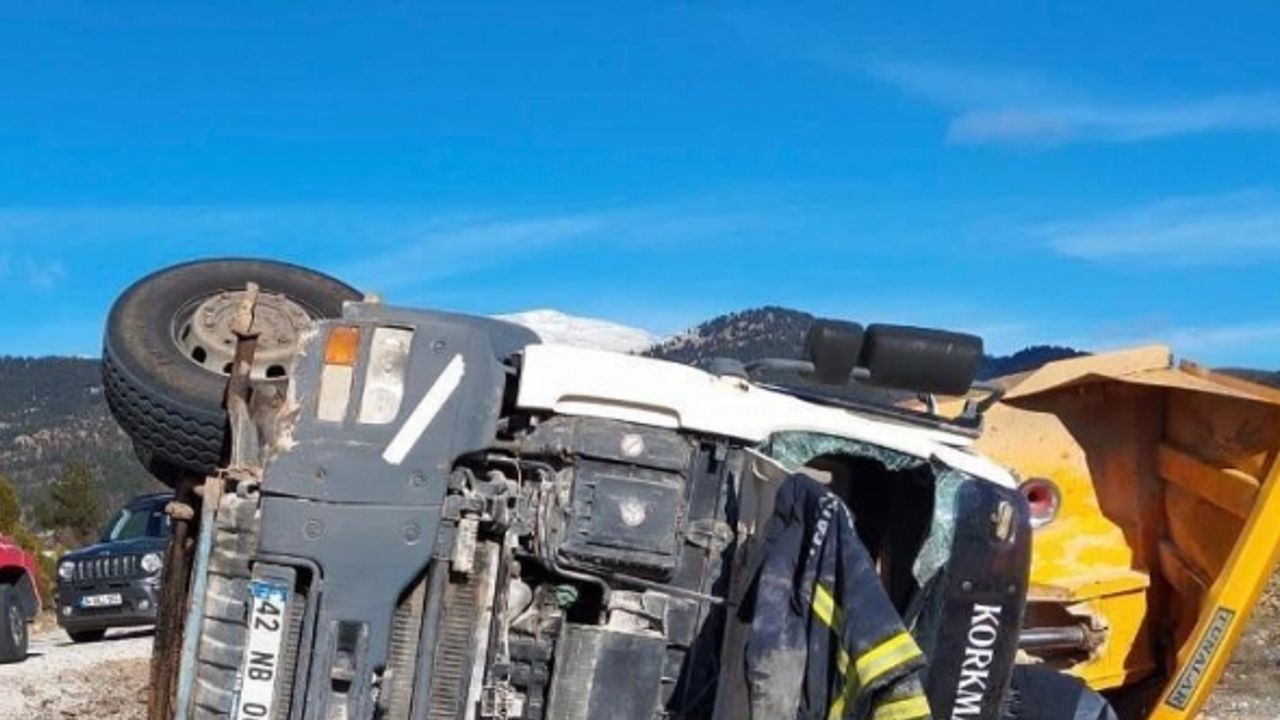 Antalya’da kum yüklü kamyon şarampole devrildi: 1 yaralı