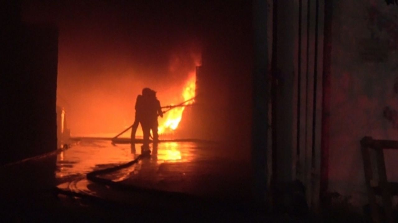 Antalya’da plastik kasa üretimi yapılan fabrikadaki yangın söndürüldü