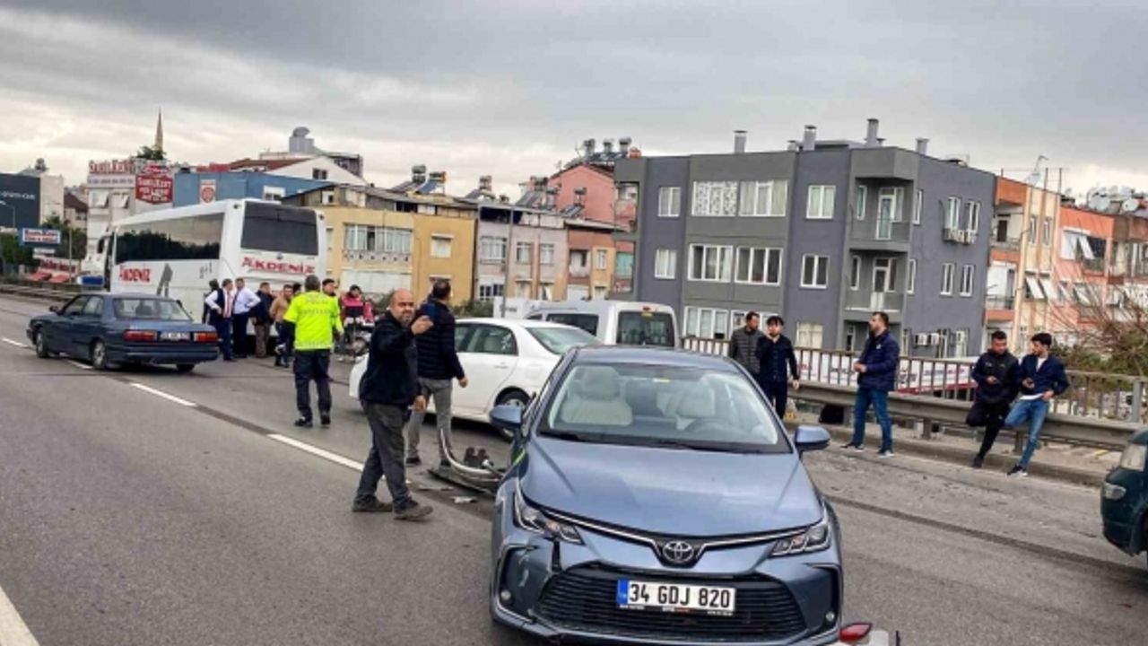 Antalya’da şehirlerarası otobüsün de karıştığı kaza ucuz atlatıldı