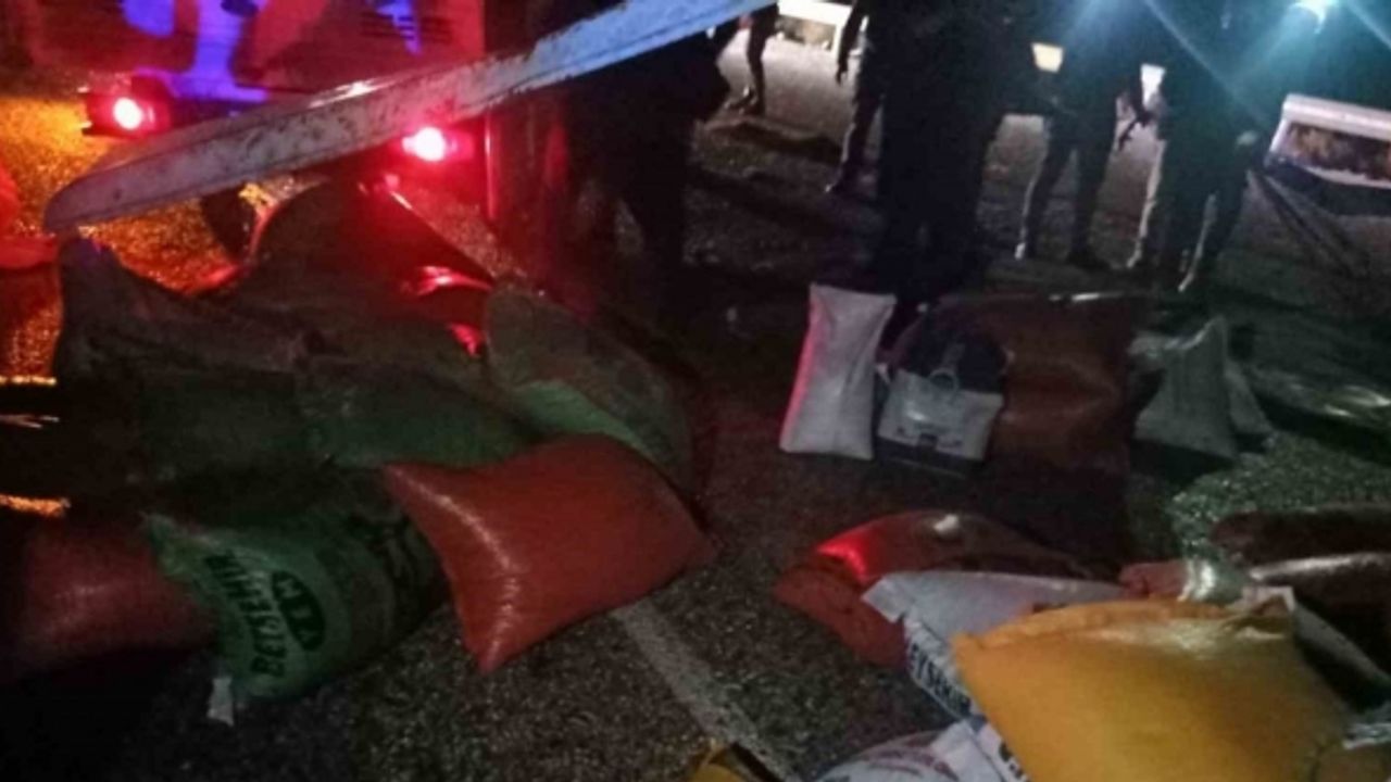 Antaya’da yem yüklü kamyon yan yattı: 1’i ağır 3 yaralı