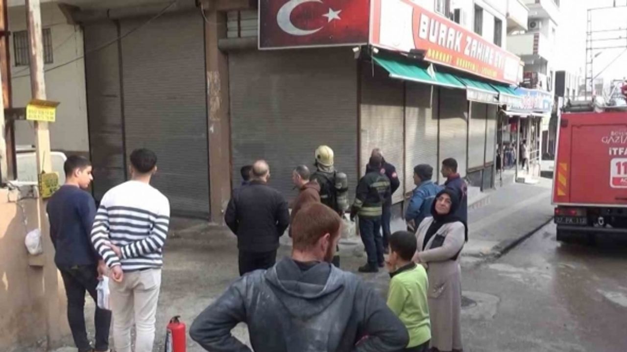 Apartmanda çıkan yangında anne ve 3 çocuğu mahsur kaldı