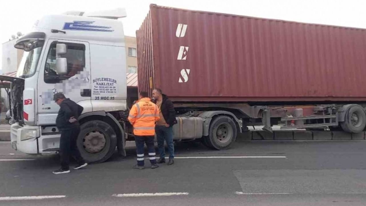 Araca çarpmamak için manevra yapan tır, refüje çıkıp karşı şeride geçti