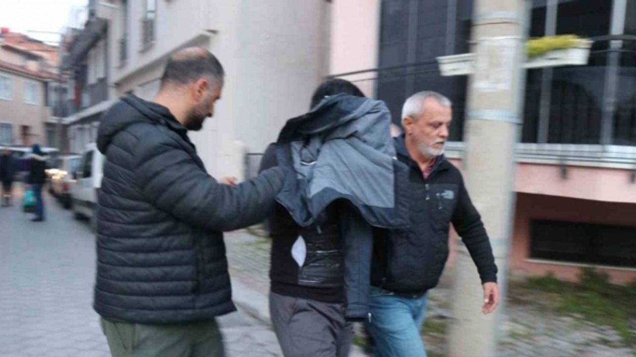 Aranan şahıs kapısında polisi görünce çatıdan kaçmaya çalıştı