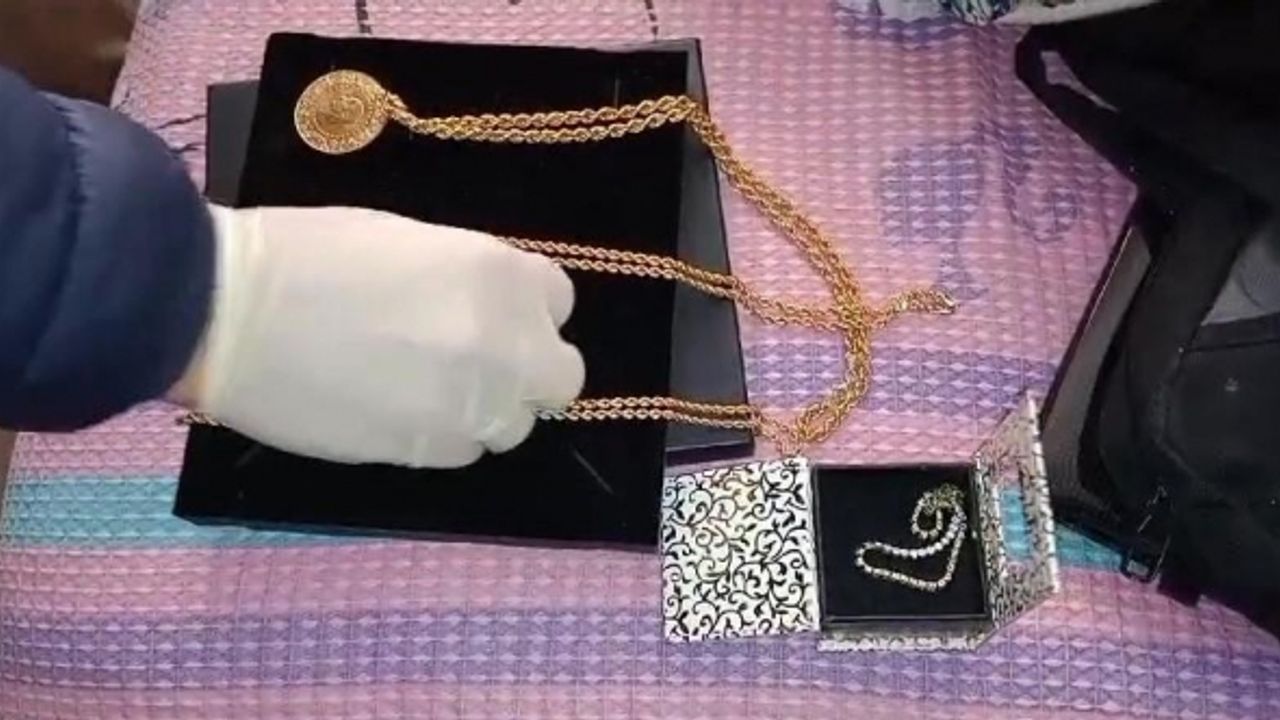 Arkadaşlarının günde gördüğü altınlarını, anahtarı kopyalayarak çaldı