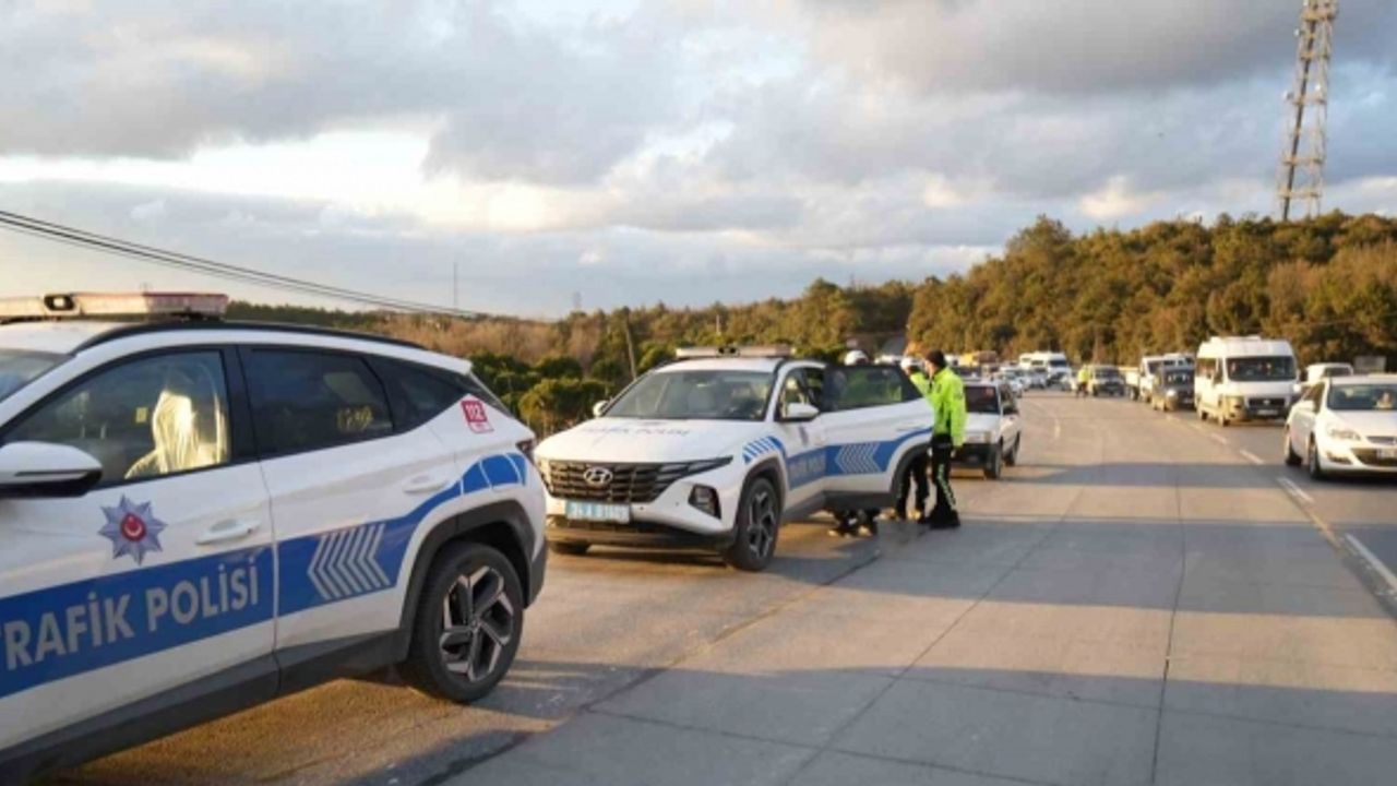 Arnavutköy’de emniyet şeridi uygulamasında ceza yiyen sürücüden polise ilginç tepki, “Kuran-ı Kerim üzerine yemin eder misin?”