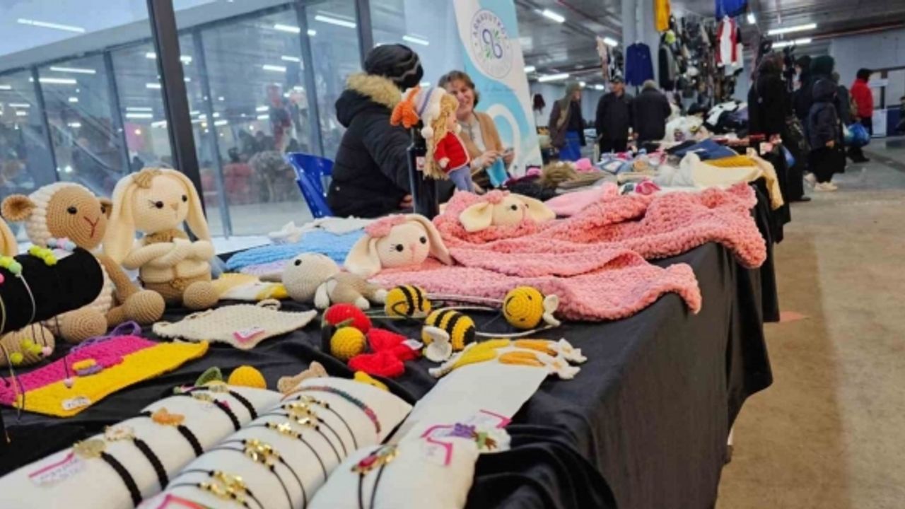 Arnavutköylü kadınlar "El Emeği Göz Nuru" standında ürünlerini satma fırsatı buluyor