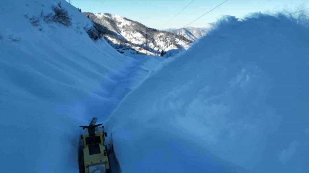 Artvin Camili bölgesinde karla mücadele çalışmaları havadan görüntülendi