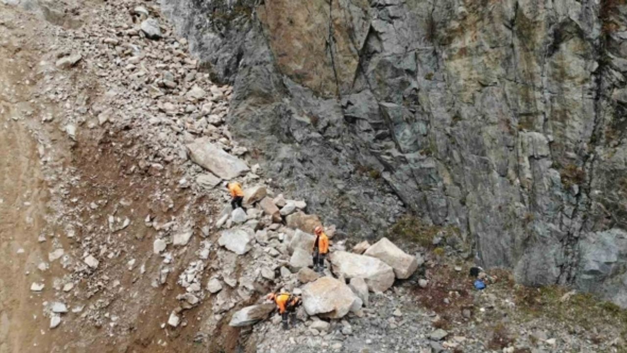 Artvin’de heyelanlar sonrası profesyonel dağcılar yamaçlarda kaya temizliğine başladı