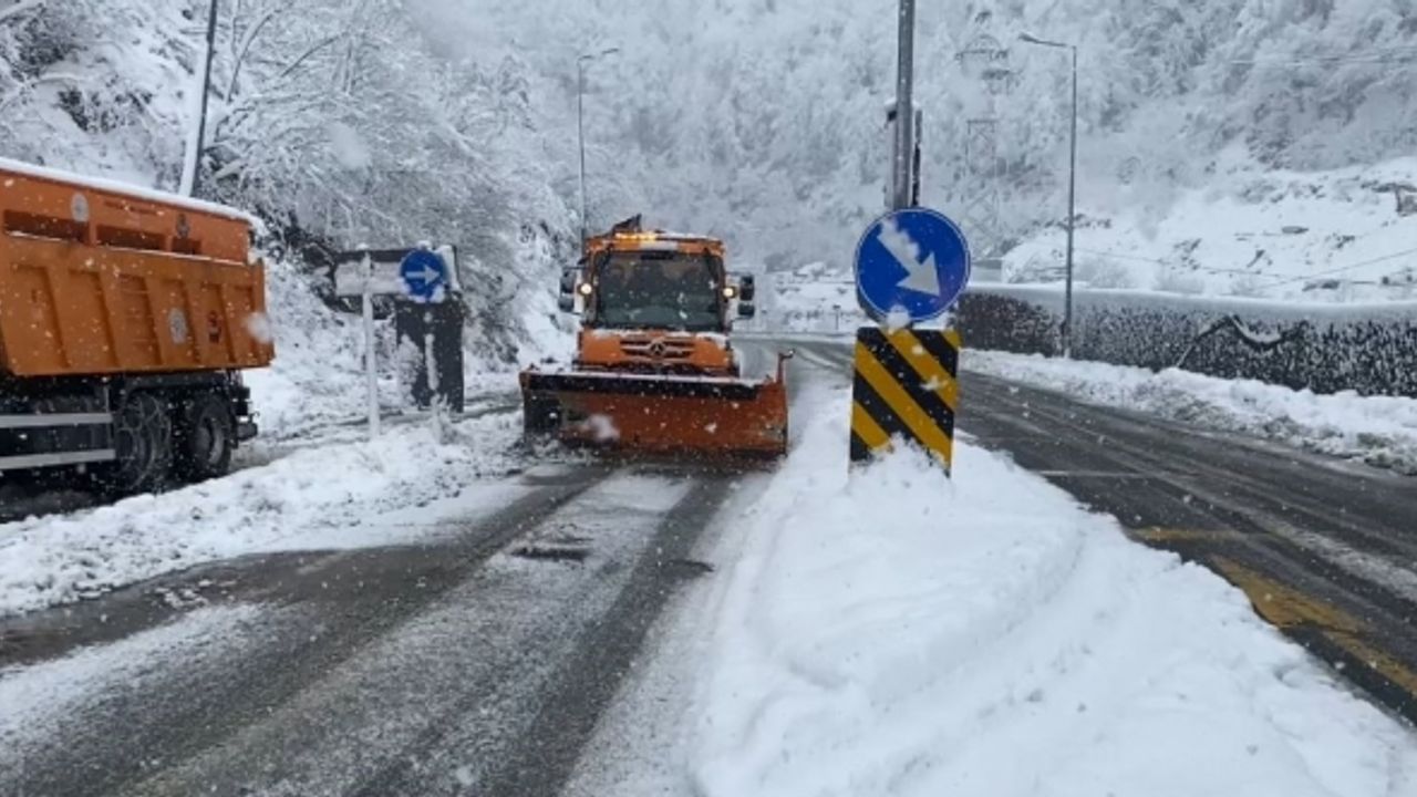 Artvin’de kar yağışı Hopa-Borçka karayolunu olumsuz etkiledi